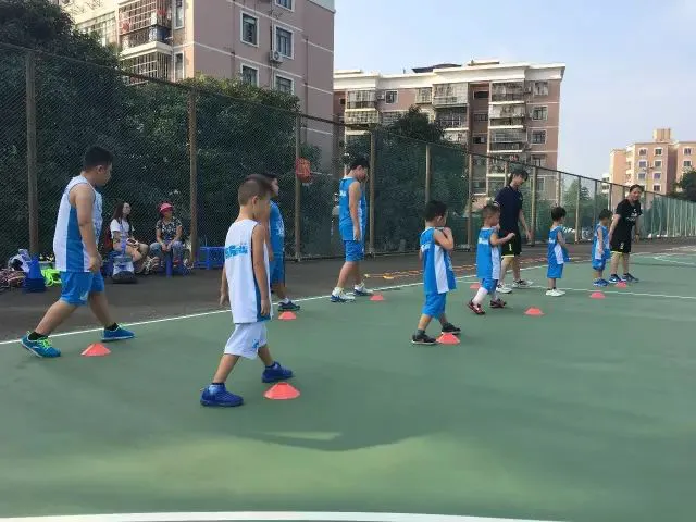 青少年篮球爱好者参加试训的好处_1